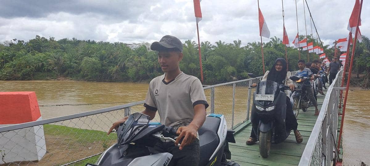 Kasad Jenderal TNI, Maruli Simanjuntak resmikan jembatan gantung di Aceh. 