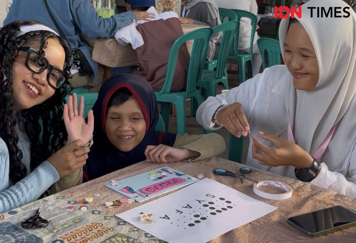 Teman-teman tunanetra buat papan nama braille. 