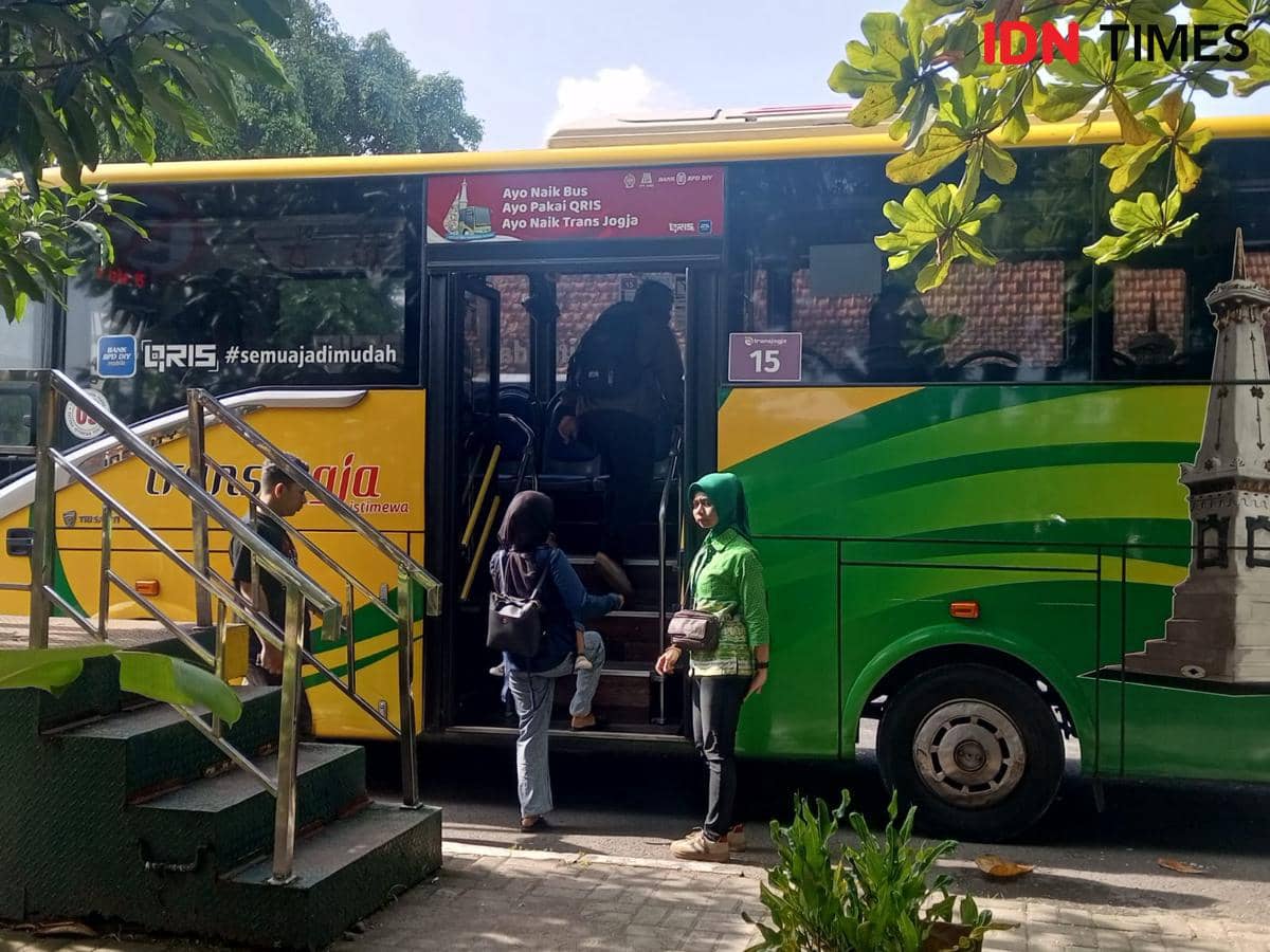 Kru bus Trans Jogja di Terminal Palbapang Bantul. 