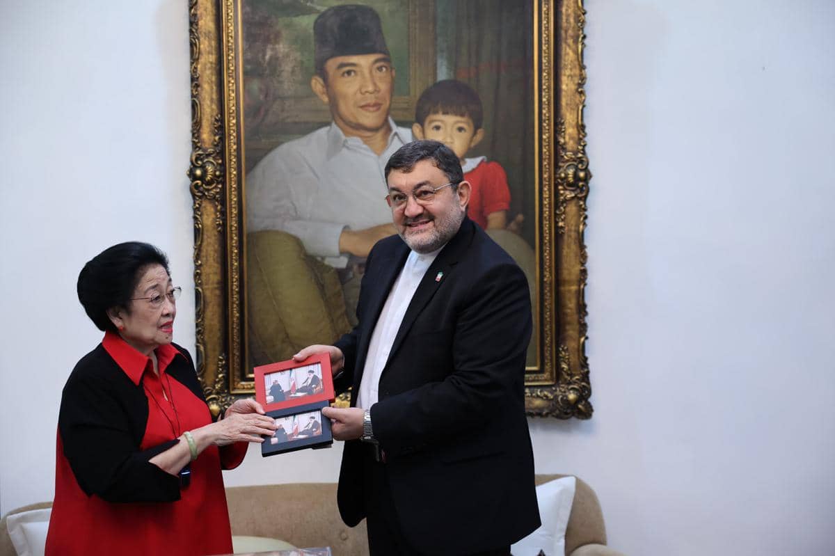 Megawati Soekarnoputri terima Duta Besar Republik Islam Iran untuk Indonesia Mohammad Boroujerdi di kediamannya, Menteng, Jakarta, Selasa (10/3/2026). (Dok. PDIP)