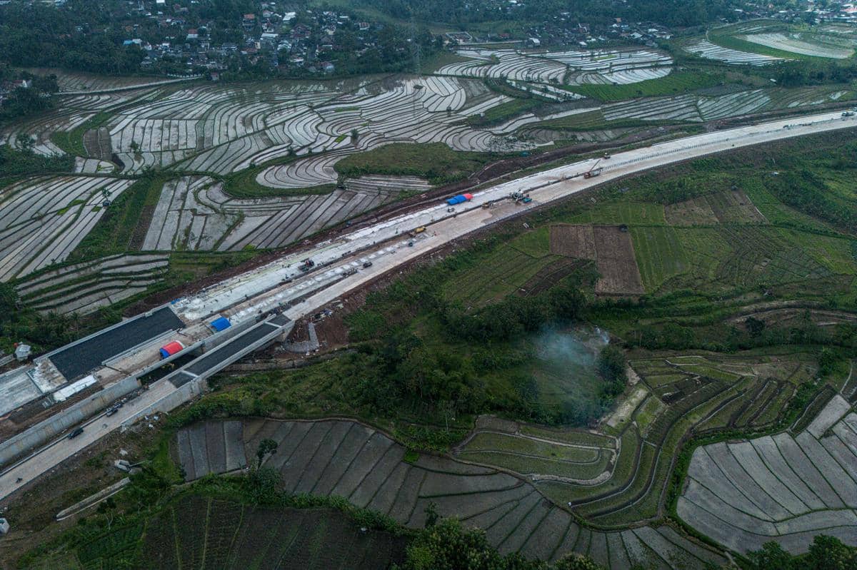 Foto udara proyek pembangunan Jalan Tol Yogyakarta-Bawen Seksi 6 di Bawen, Kabupaten Semarang, Jawa Tengah, Selasa (10/3/2026). (ANTARA FOTO/Aprillio Akbar)