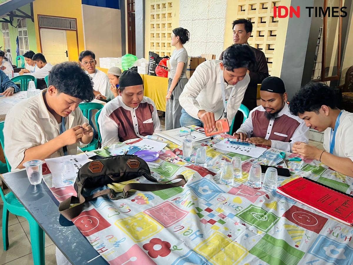 Teman Tunanetra di Pontianak ngabuburit buat papan nama braille. 