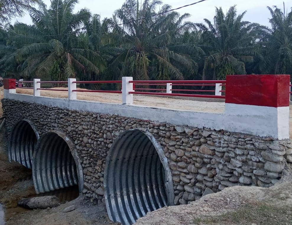 TNI AD membangun 40 unit jembatan Armco di Aceh. 