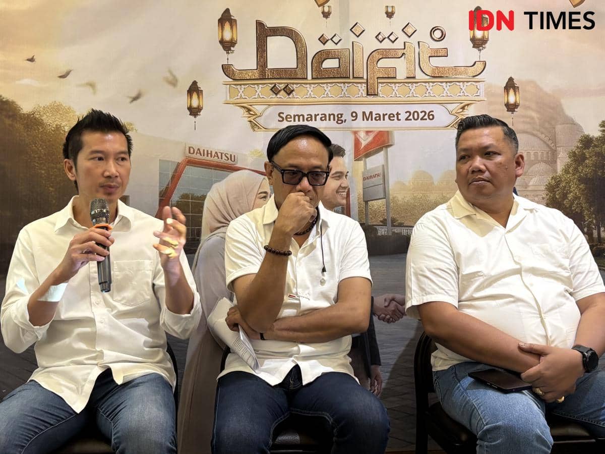 Dari kiri ke kanan: ⁠Area Service Coordinator Astra Daihatsu Jateng Bali, Andi Widyastono, Operation Manager Karya Zirang Utama, Bayu Aryana Putra dan Brand Manager Astra Daihatsu Semarang, Haryan Susanto saat Media Gathering Daifit 2026 di Semarang. (IDN Times/Dhana Kencana)