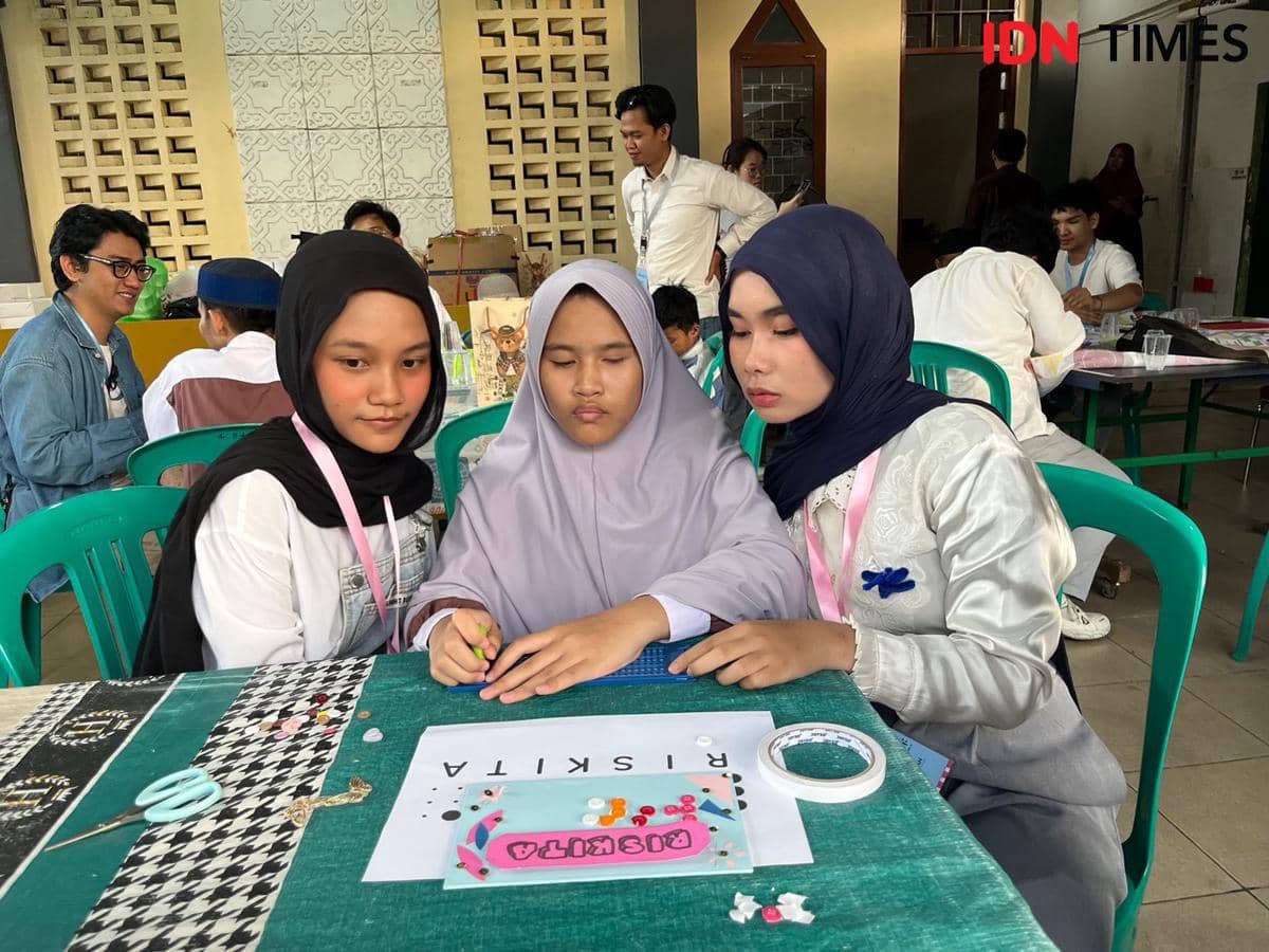 Gen Z Ngabuburit Buat Papan Nama Braille dengan Teman Tunanetra