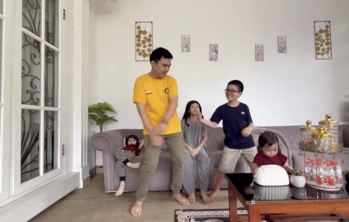 lirik lagu Aldi's Burger