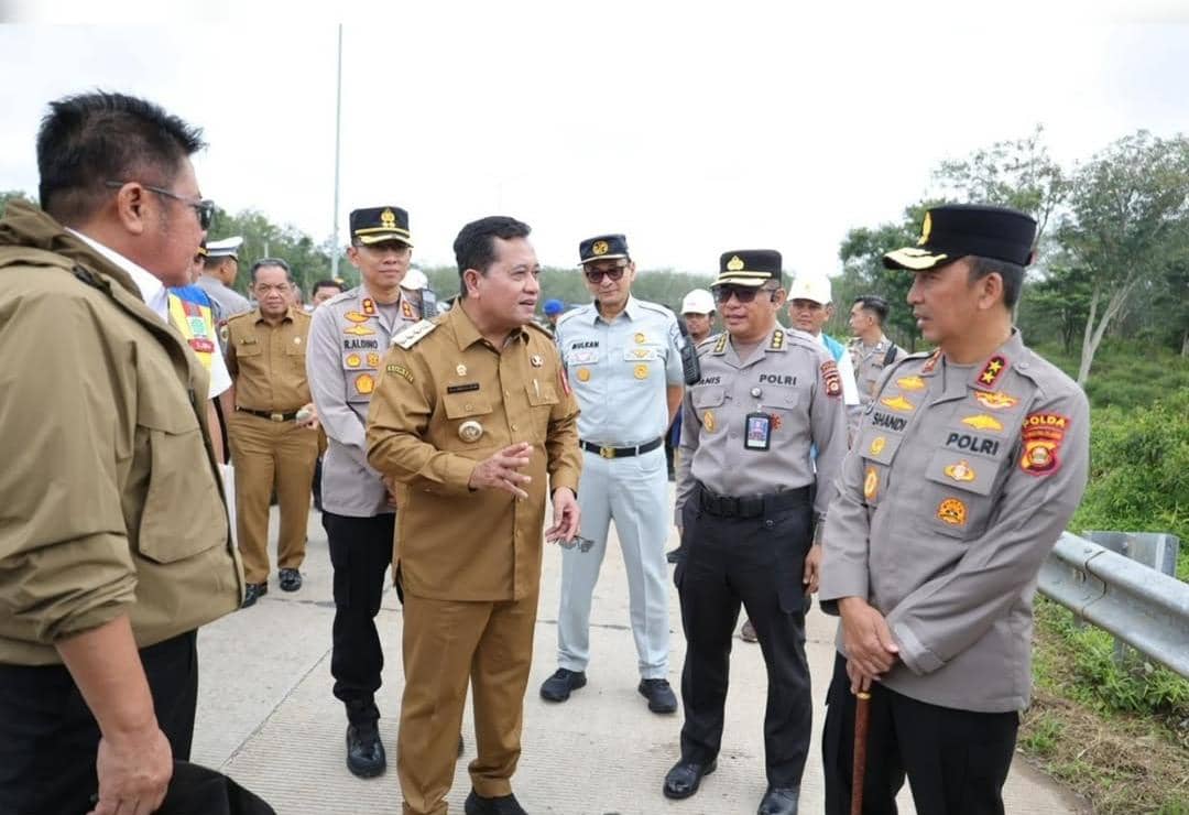 Gubernur Sumsel dan Kapolda Sumsel saat meninjau ruas Tol Palembang-Betung. (Dok. Polda Sumsel)