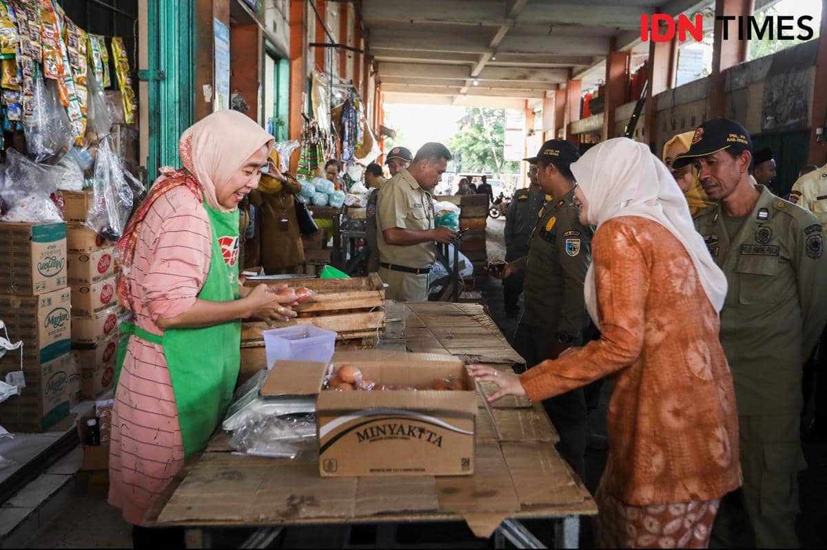 Pedagang Pasar Bintoro Demak Sambat MinyaKita Langka: Harga Rp18 Ribu