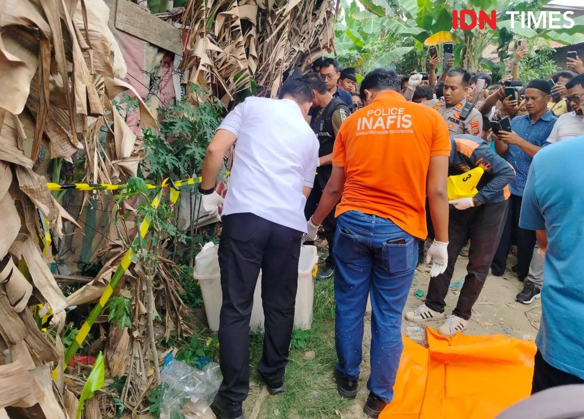 Polisi evakuasi mayat dalam boks (IDN Times/Eko Agus Herianto)