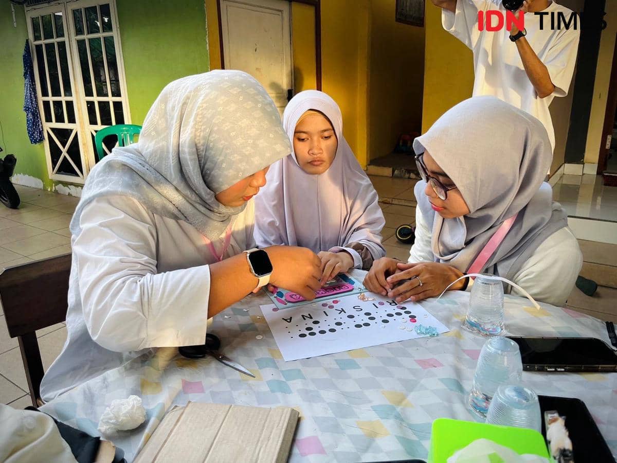 Relawan Gen Z juga turut belajar huruf braille.