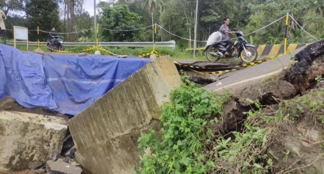 Jembatan akses ke Ujung Kulon amblas