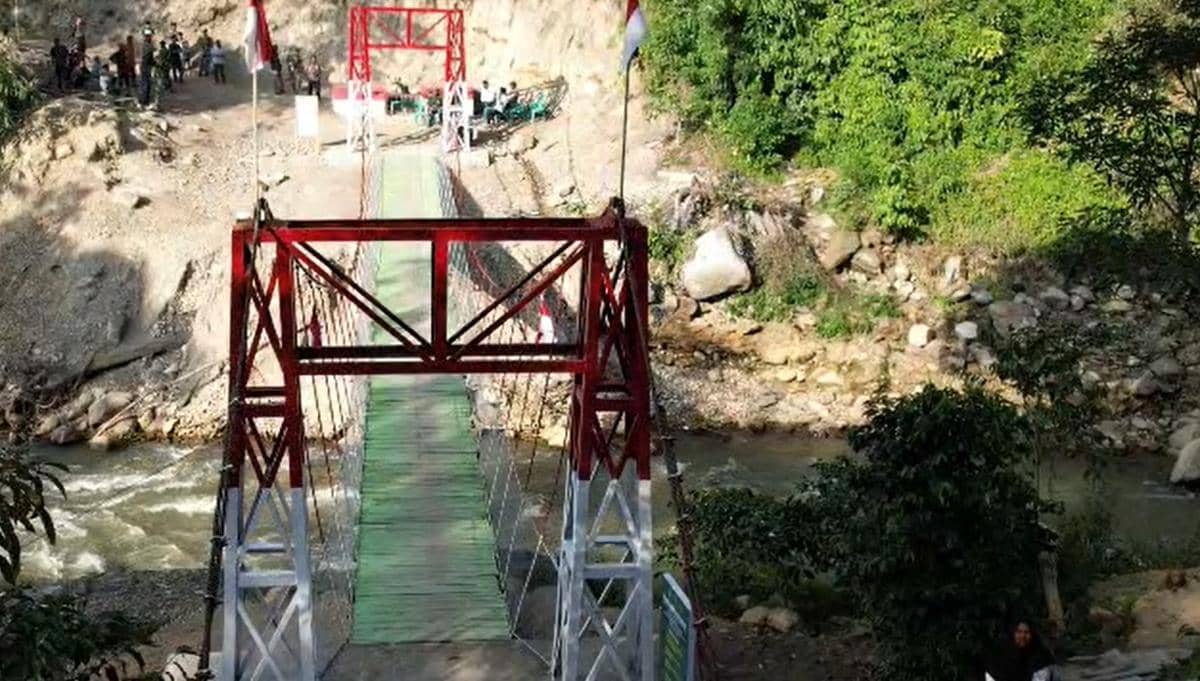 TNI Angkatan Darat membangun 40 unit jembatan Armco di Aceh. 