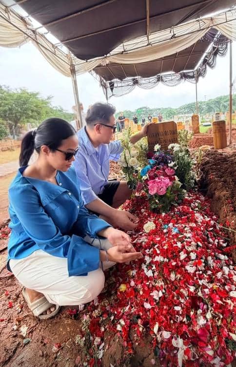 Yura Yunita dan suami, Donne bagikan potret saat berziarah ke makam Vidi Aldiano