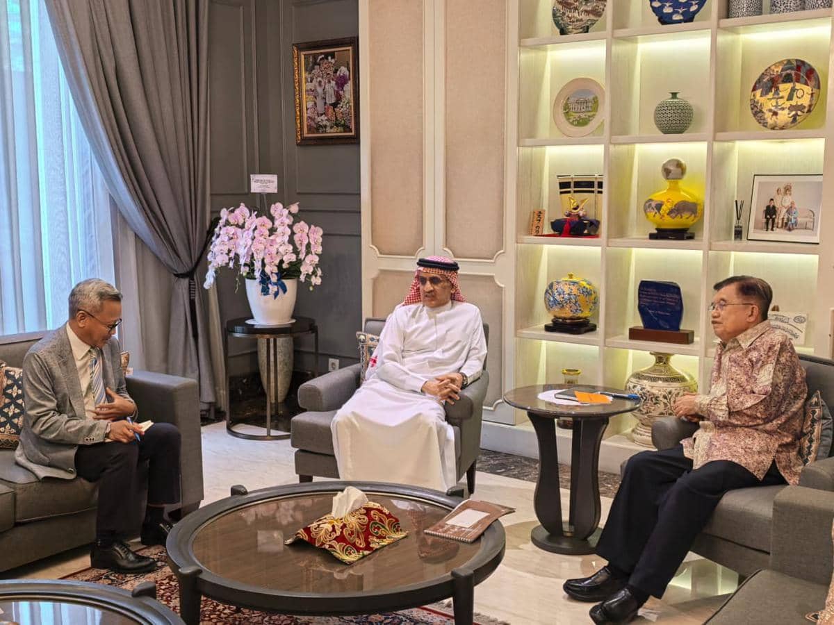 Wakil Presiden ke-10 dan ke-12 Republik Indonesia, Jusuf Kalla bersama Duta Besar Arab Saudi untuk Indonesia, HE.MR Faisal Abdullah Al-Amudi, di kediamannya di kawasan Jakarta Selatan, Selasa (10/3/2026). (Dok. Tim Media JK)