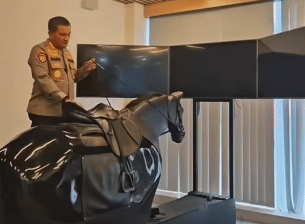 Penampilan simulator berkuda milik Polri. (Instagram/@garistrakos)