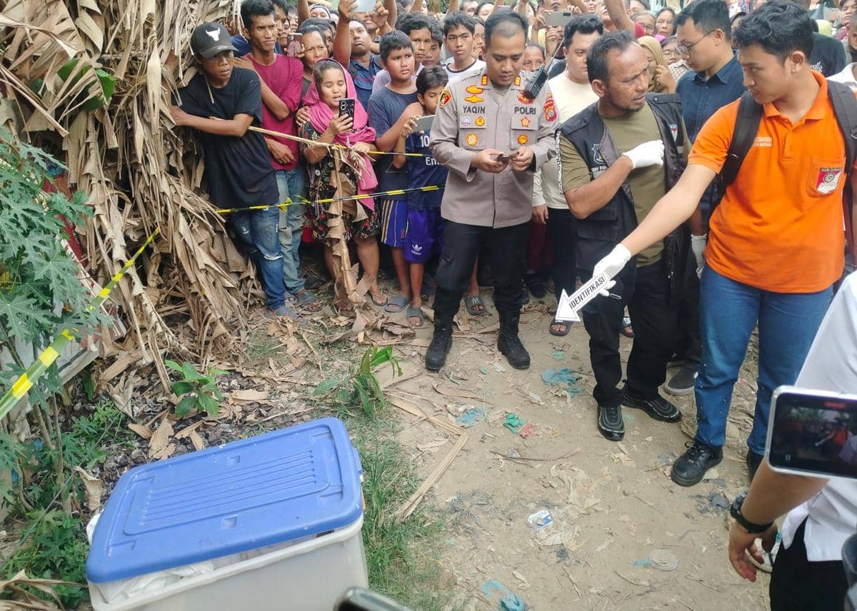 Tim Inafis cek boks berisi mayat (IDN Times/Eko Agus Herianto)