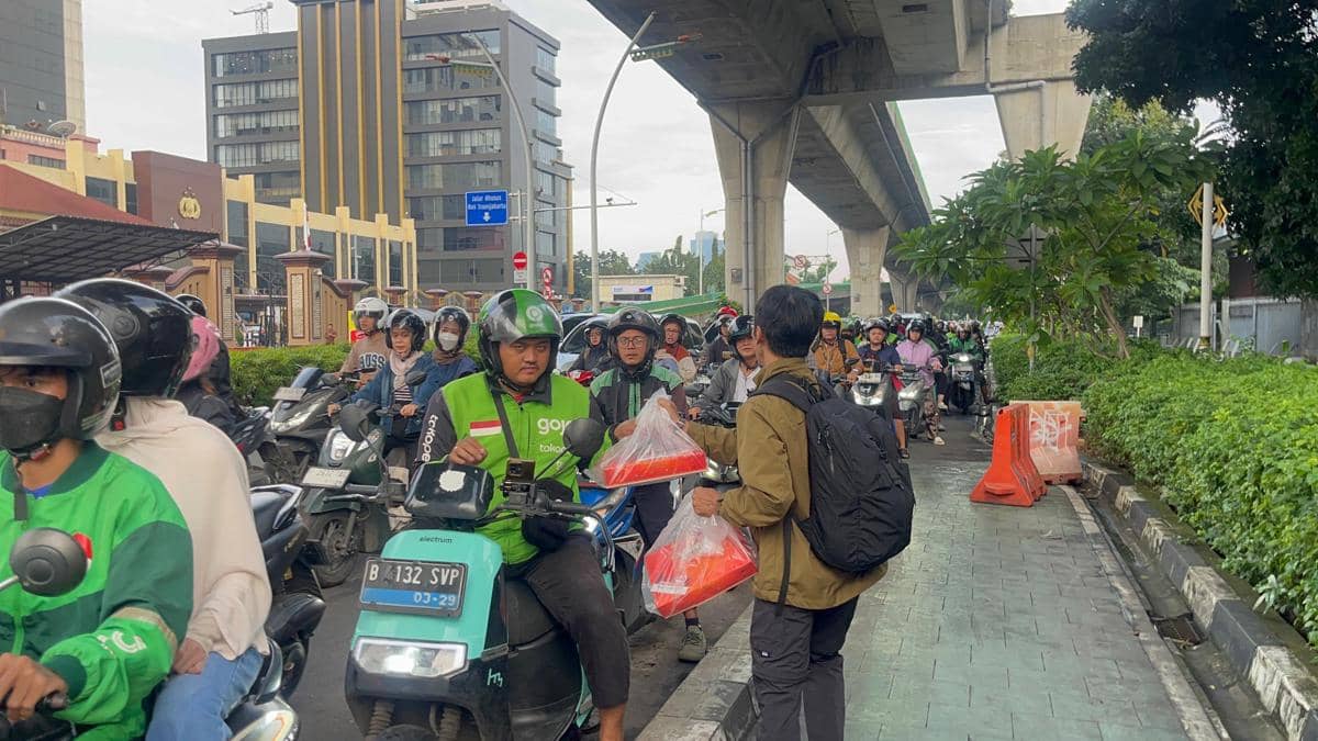 Polri Bersama Jurnalis Bagikan Makanan dan Takjil ke Masyarakat