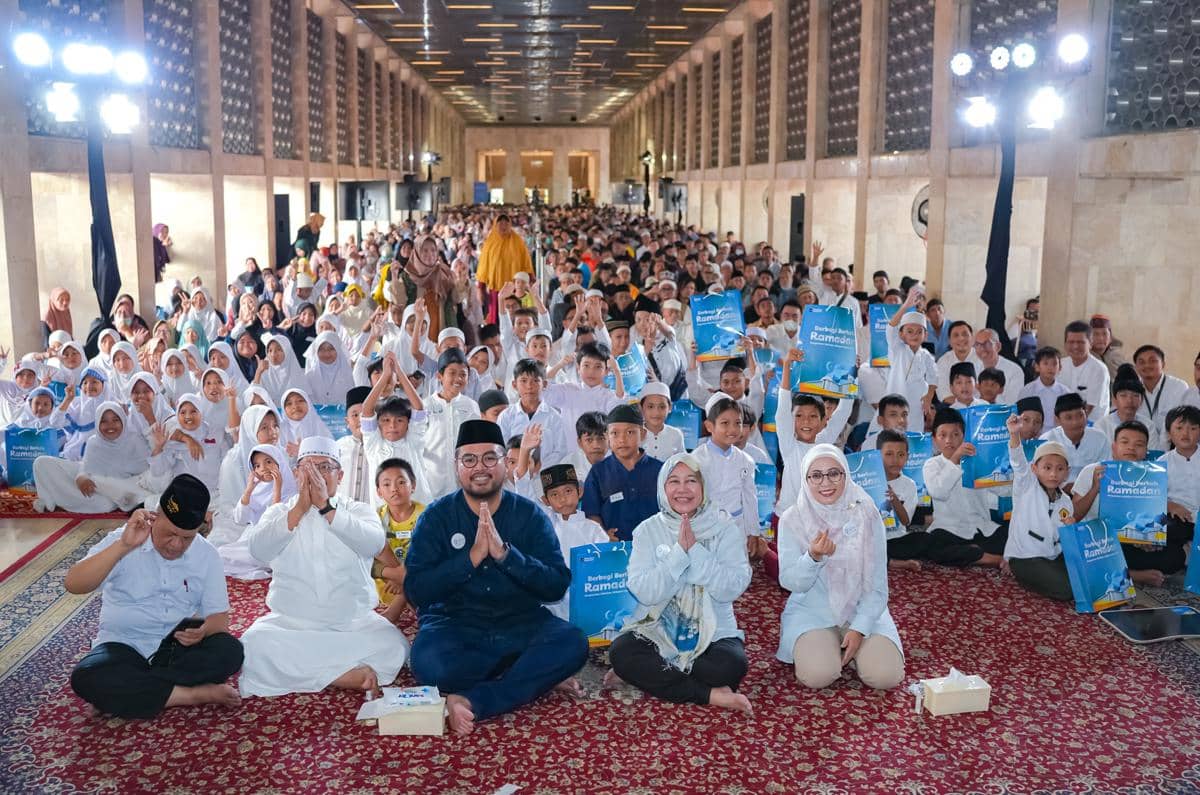 Jasindo menyalurkan santunan dan bingkisan kepada anak yatim dan duafa, membagikan paket takjil, serta mendukung fasilitas ibadah dengan penyediaan rak penitipan sepatu dan charging station bagi jemaah.