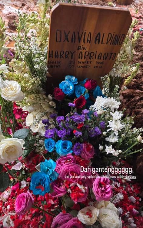 Mahalani mengungkapkan perasaan bahagianya bisa merapikan makam sang sahabat