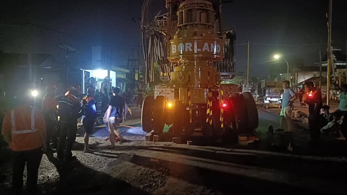 Tronton Nyangkut di Rel Kaligawe Semarang, Perjalanan KA Mandek Tengah Malam