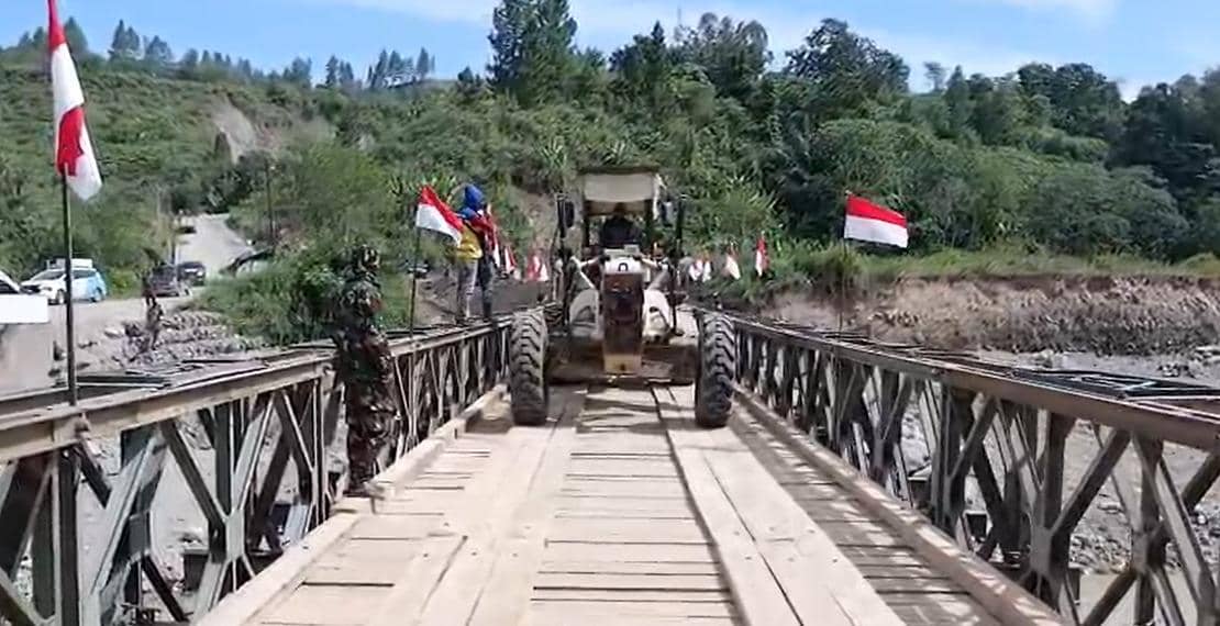 TNI AD membangun 35 unit jembatan Bailey di Aceh.