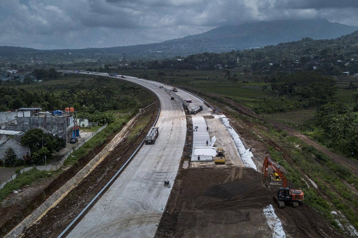 Foto udara pekerja menggunakan alat berat memindahkan material kontruksi pada proyek pembangunan Jalan Tol Yogyakarta-Bawen Seksi 6 di Bawen, Kabupaten Semarang, Jawa Tengah, Selasa (10/3/2026). (ANTARA FOTO/Aprillio Akbar)