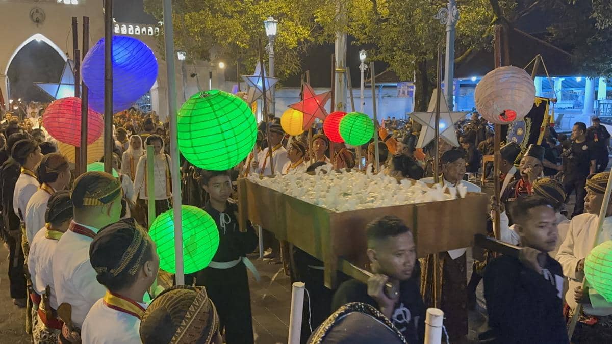 Dua Kubu Keraton Solo Gelar Kirab Malam Selikuran, Rute Berbeda