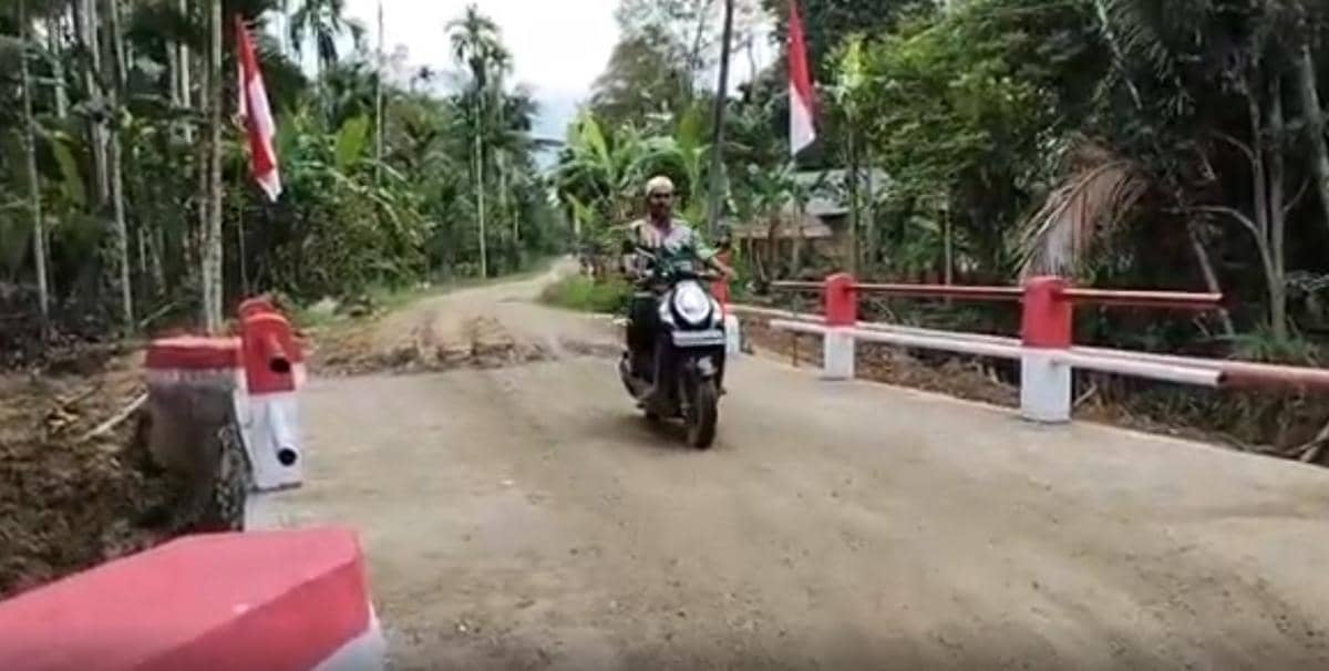 TNI Angkatan Darat membangun 40 unit jembatan Armco di Aceh. 