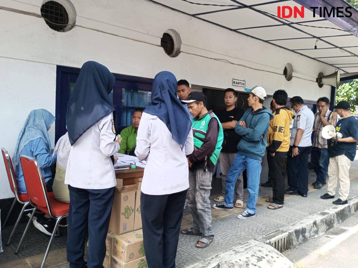 Tes Kesegaran dan urin bagi kru angkutan umum atau Lebaran di Terminal Palbapang Bantul. 