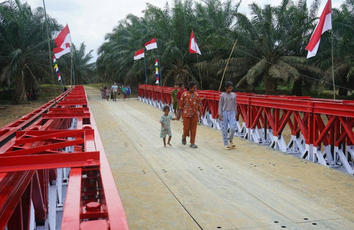 TNI AD membangun 35 unit jembatan Bailey di Aceh. 