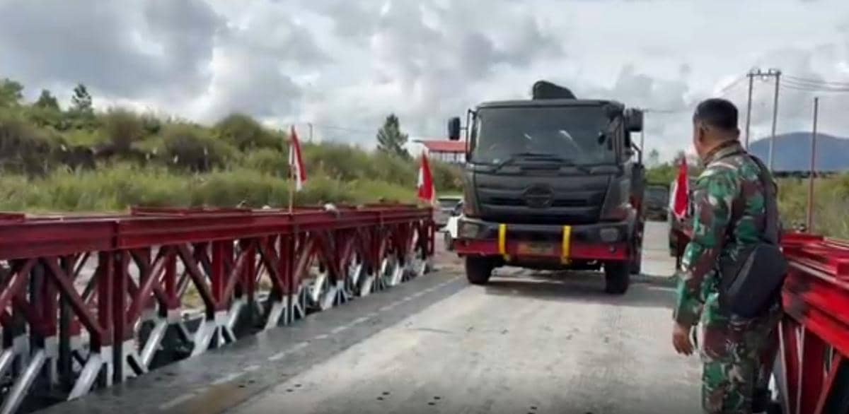 TNI AD membangun 35 unit jembatan Bailey di Aceh. 