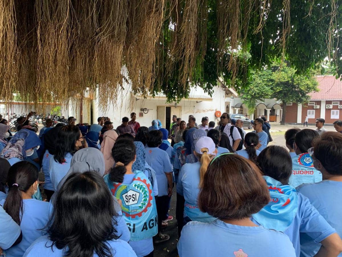 Aksi mogok kerja buruh Taru Martani, Selasa (10/3/2026). 