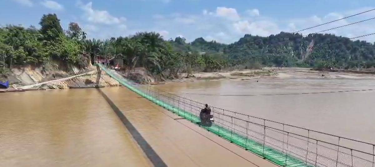 Kasad Jenderal TNI, Maruli Simanjuntak resmikan jembatan gantung di Aceh. 