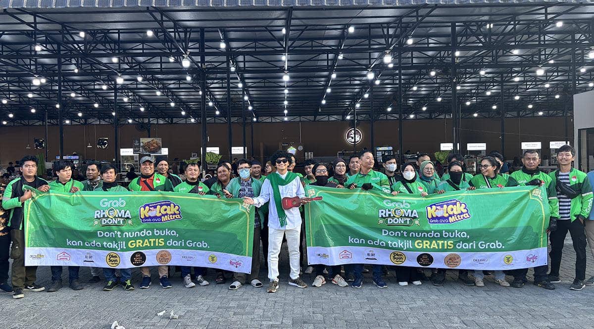 Semangat Ramadan di Medan, Mitra Grab Bagikan Ratusan Takjil 