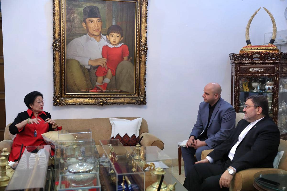 Megawati Soekarnoputri terima Duta Besar Republik Islam Iran untuk Indonesia Mohammad Boroujerdi di kediamannya, Menteng, Jakarta, Selasa (10/3/2026). 