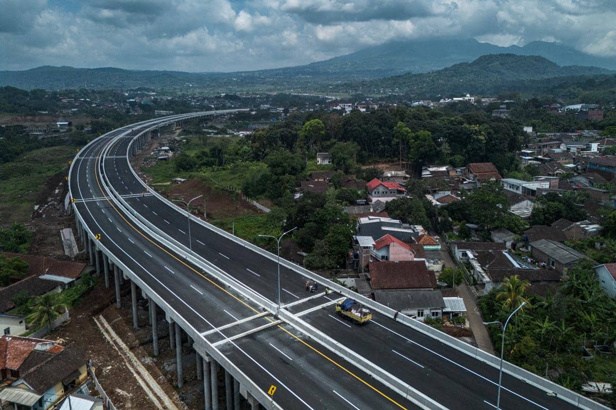 Foto udara pekerja menyelesaikan pembuatan marka jalan pada proyek pembangunan Jalan Tol Yogyakarta-Bawen Seksi 6 di Bawen, Kabupaten Semarang, Jawa Tengah, Selasa (10/3/2026). (ANTARA FOTO/Aprillio Akbar)