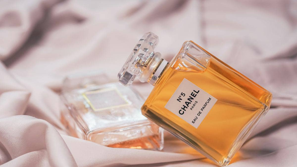 ilustrasi parfum yang mengandung vanillin atau resin aromatik (pexels.com/Laura Chouette)