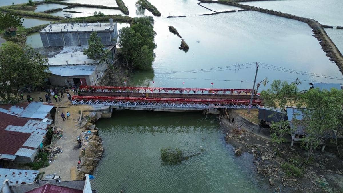 TNI AD membangun 35 unit jembatan Bailey di Aceh. 