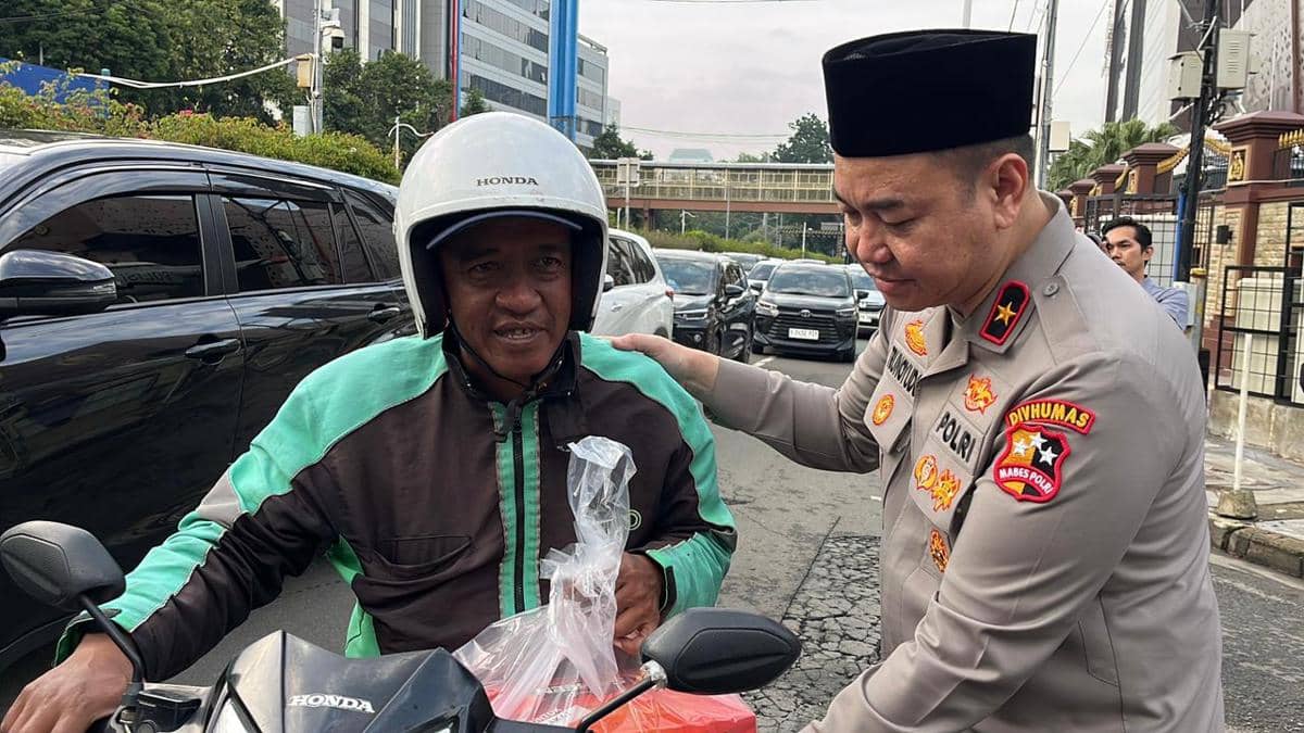 Polri Bersama Jurnalis Bagikan 1.500 Makanan dan Takjil ke Masyarakat
