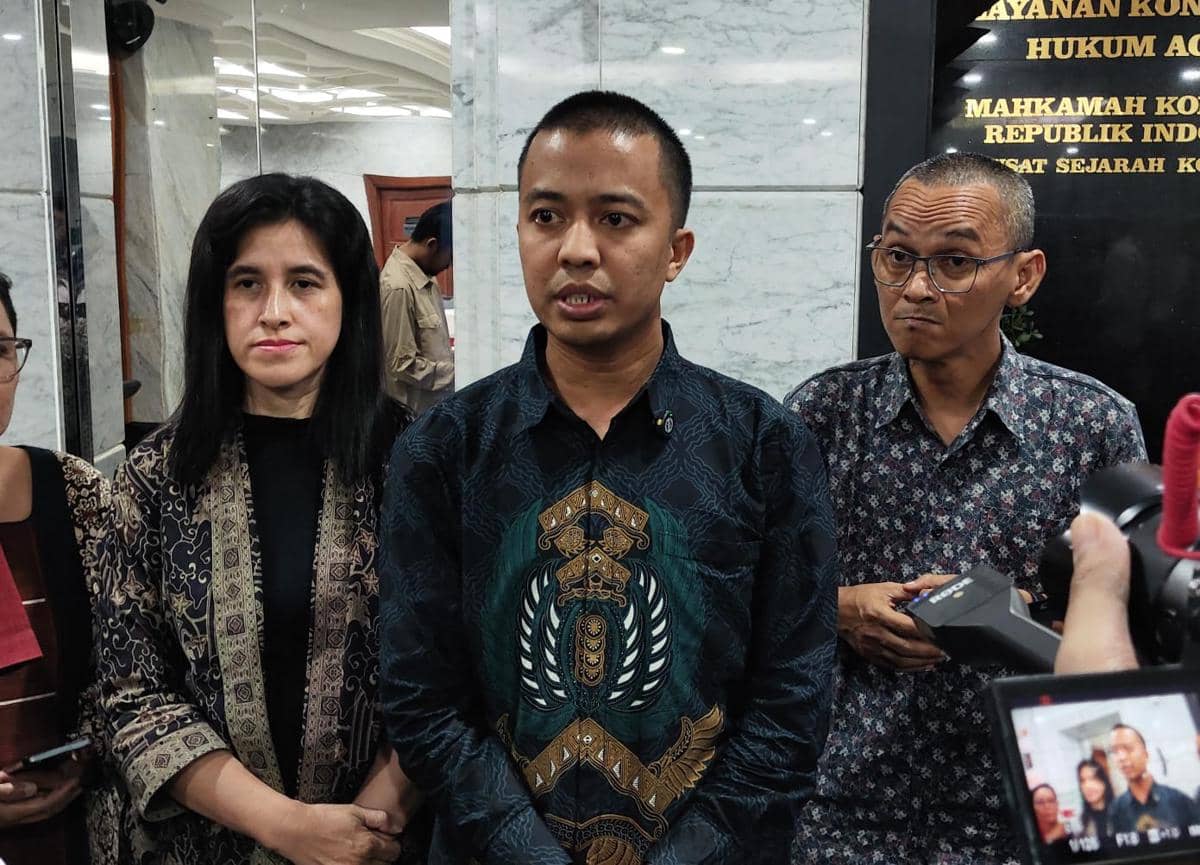 Koalisi Masyarakat Sipil mengajukan uji materiil UU APBN 2026 soal anggaran MBG. Para pemohon mendaftarkan langsung ke Gedung MK, Jakarta Pusat, Selasa (10/3/2026) (IDN Times/Yosafat Diva Bayu Wisesa)