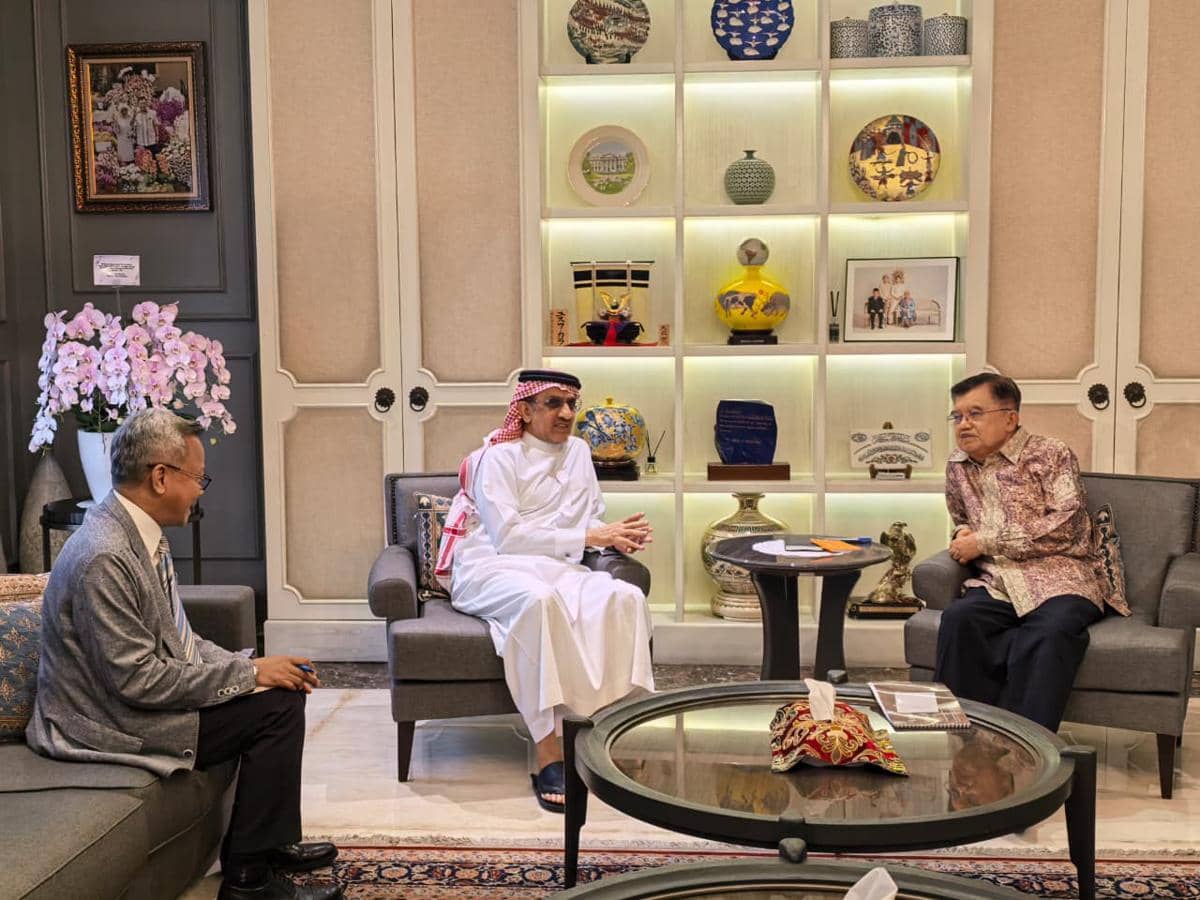 Wakil Presiden ke-10 dan ke-12 Republik Indonesia, Jusuf Kalla bersama Duta Besar Arab Saudi untuk Indonesia, HE.MR Faisal Abdullah Al-Amudi, di kediamannya di kawasan Jakarta Selatan, Selasa (10/3/2026). 
