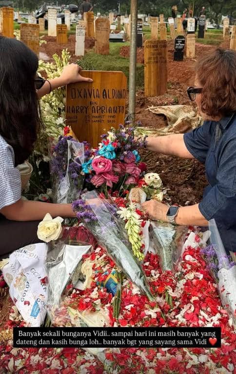 Jessica Mila ziarah bersama ibundanya. Ia mengaku masih banyak orang yang datang mendoakan Vidi