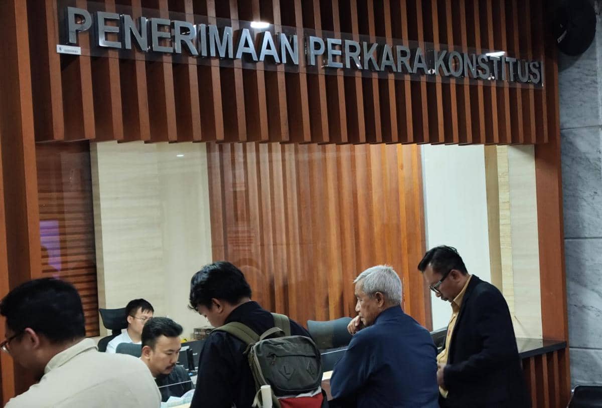 Koalisi Masyarakat Sipil mengajukan uji materiil UU APBN 2026 soal anggaran MBG. Para pemohon mendaftarkan langsung ke Gedung MK, Jakarta Pusat, Selasa (10/3/2026) (IDN Times/Yosafat Diva Bayu Wisesa)