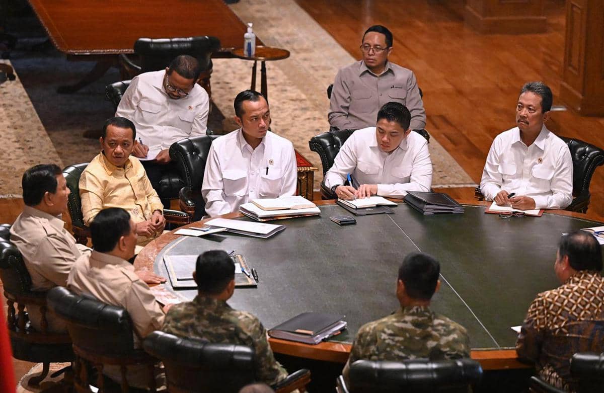 Momen Presiden Prabowo Rapat Kesiapan Pangan dan Energi Jelang Idul Fitri (dok. BPMI Sekretariat Presiden)