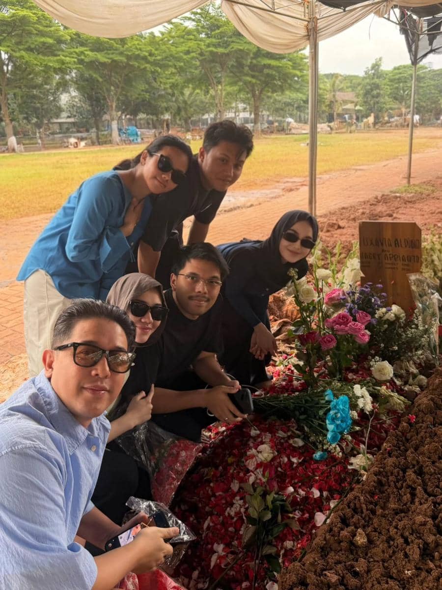 Rizky Febian dan Mahalini juga berziarah ke makam Vidi Aldiano, bebarengan dengan Yura Yunita, Donne Maula, Aaliya dan Thariq