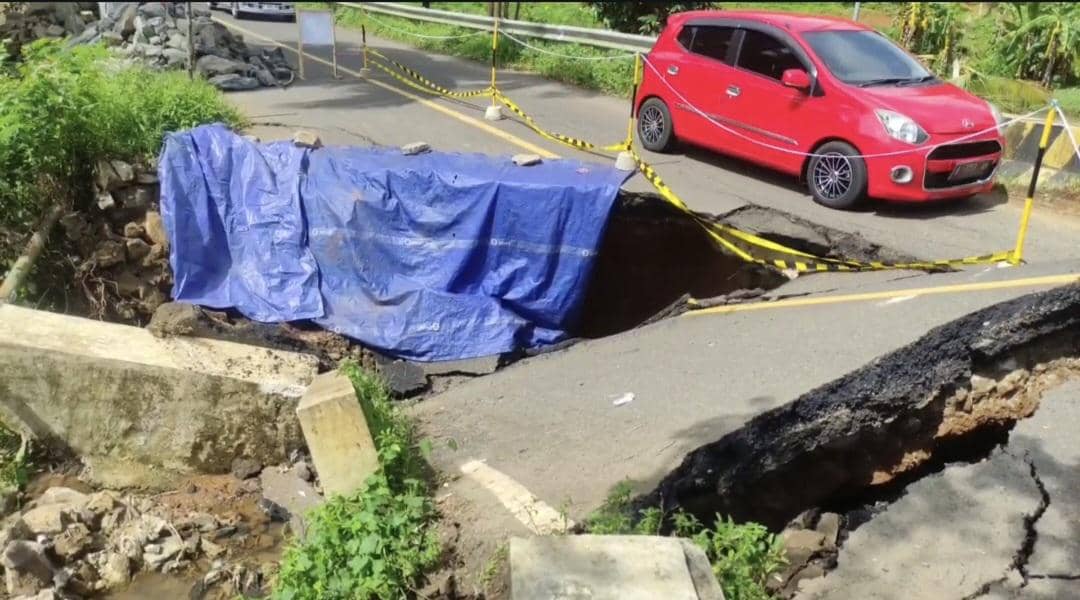 Jembatan Penghubung ke Ujung Kulon Amblas Usai Hujan Deras
