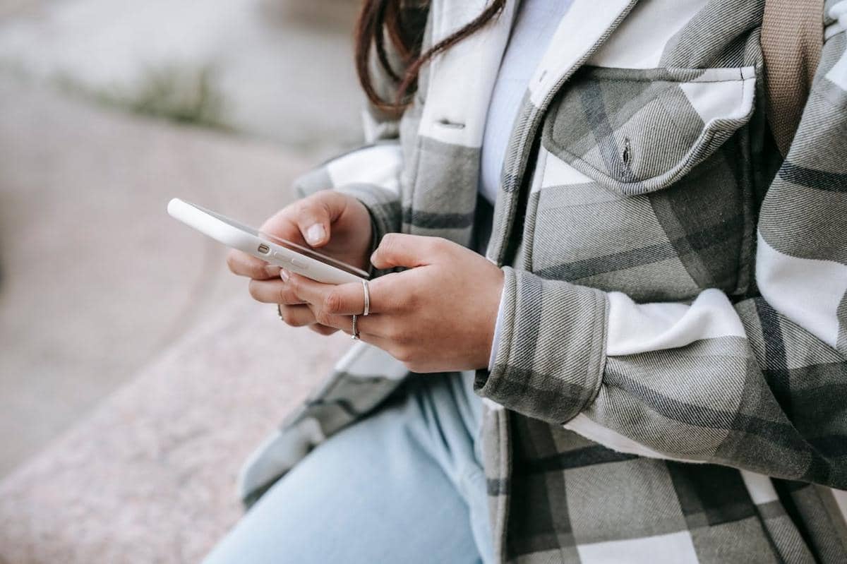 wanita cemas ketika diancam melalui ponsel