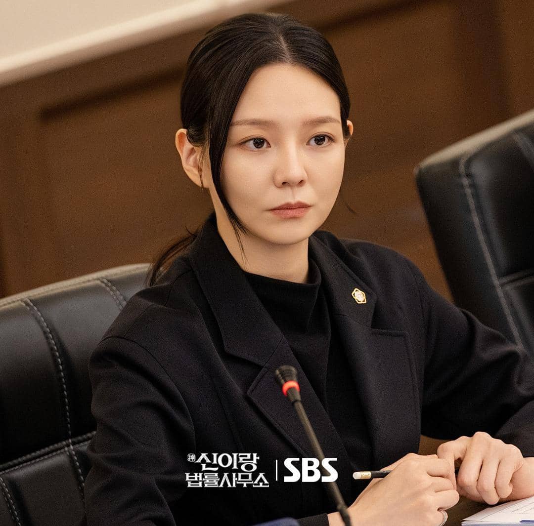 4 Transformasi Esom Jadi Wanita Badass, Terbaru Phantom Lawyer!