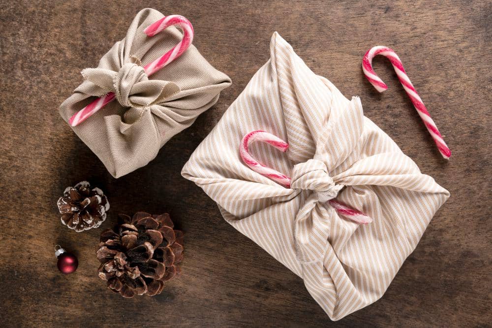 ilustrasi memakai kain bekas sebagai hiasan pembungkus hampers