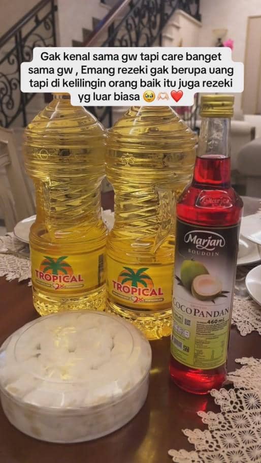 Bunga Zainal Dapat Hampers dari Pedagang Sayur dan Sembako